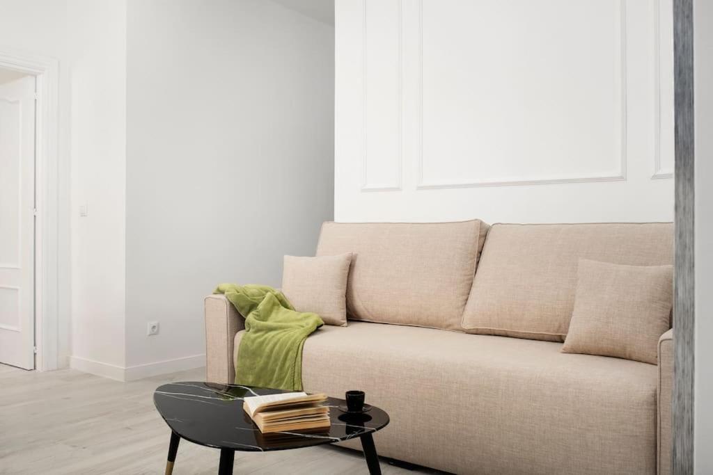 Newly Refurbished Modern 2-Bed Apartment In Heart Of Torremolinos Exteriér fotografie