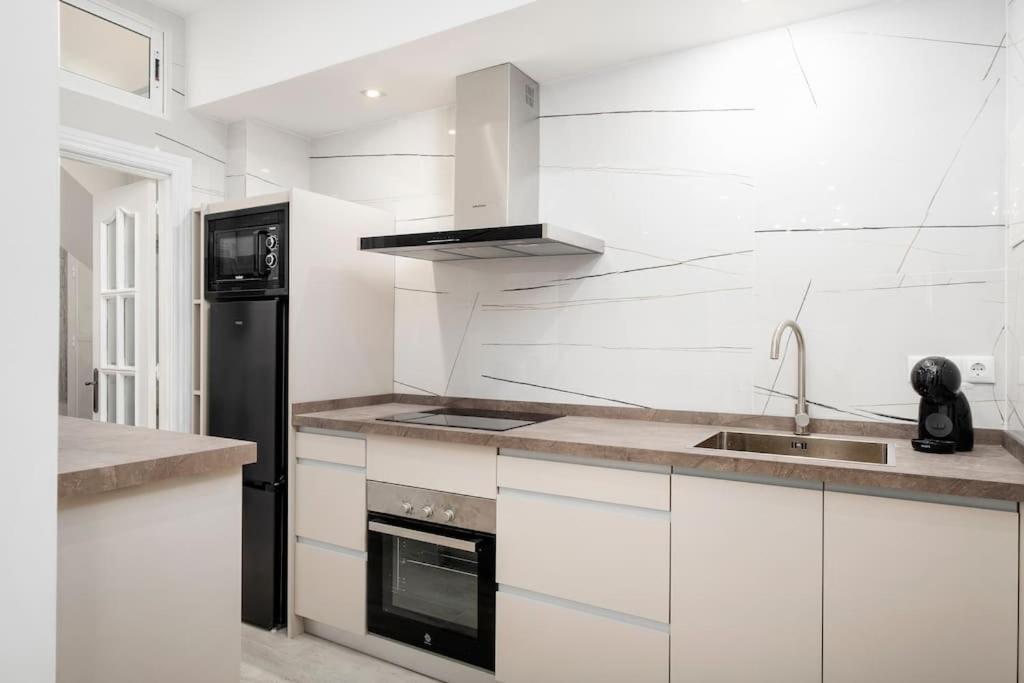 Newly Refurbished Modern 2-Bed Apartment In Heart Of Torremolinos Exteriér fotografie